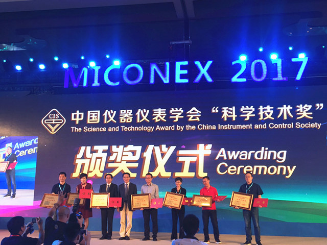 3蔣總上臺領獎.jpg 3蔣總上臺領獎.jpg